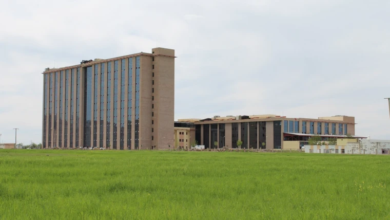 Diyarbakır Gazi Yaşargil Eğitim ve Araştırma Hastanesinin dışarıdan görünümü