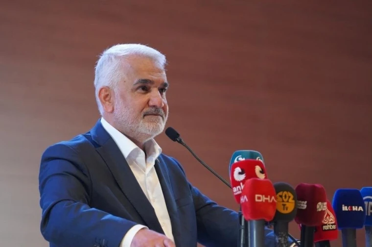 HÜDA PAR Genel Başkanı Zekeriya Yapıcıoğlu Diyarbakır il kongresinde kürsüde konuşuyor