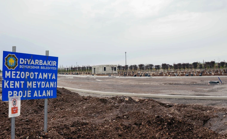 Diyarbakır'da Mezopotamya Kent Meydanı proje alanı tabelası ve arkada fidan sıraları