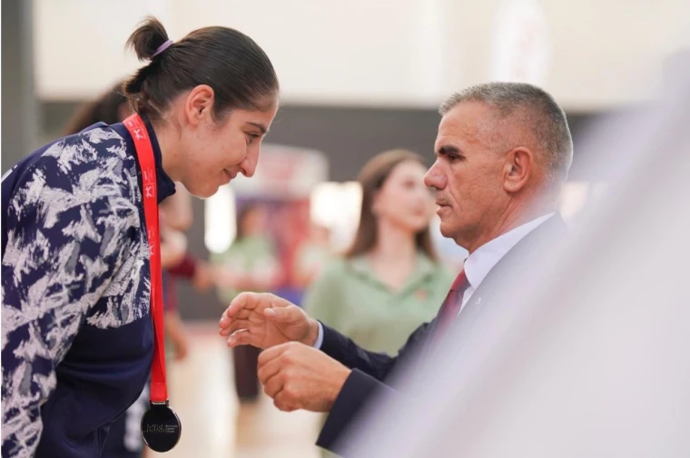 Dilek Erol, Tiran'daki şampiyonada madalya töreninde boynuna gümüş madalyası takılırken