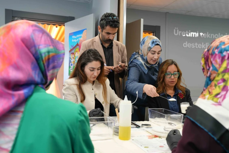 Bağıvar Dijital Merkezi'nde kadınlar ve heyet üyeleri bir atölye masasında ürün hazırlıyor