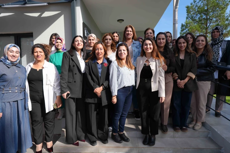 Bağıvar Dijital Merkezi önünde açılışa katılan kadınlar toplu fotoğraf çektiriyor