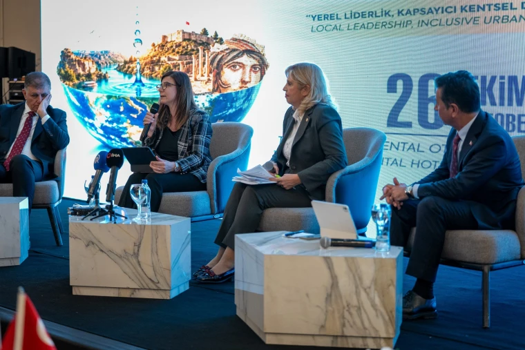 Serra Bucak, Gaziantep'teki COP31'e Doğru Yerel İklim Eylemi programının belediye başkanları oturumunda konuşurken