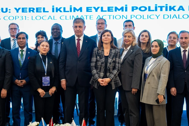 COP31'e Doğru Yerel İklim Eylemi Politika Diyaloğu programına katılan belediye başkanları ve temsilciler toplu fotoğrafta