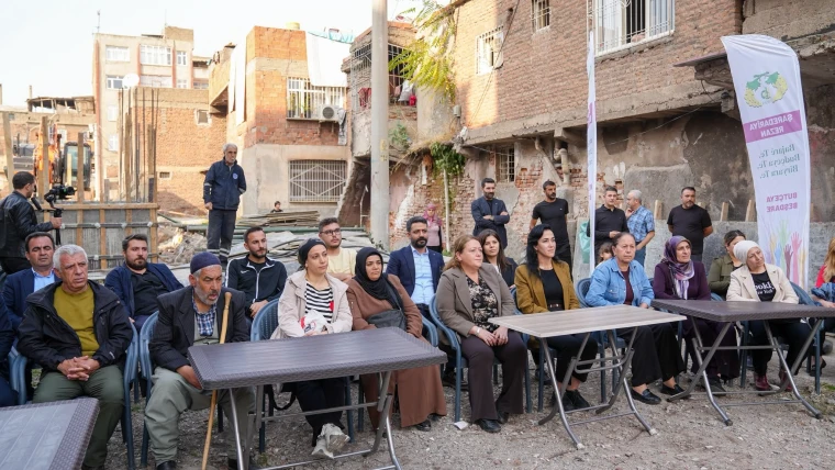 Diyarbakır Bağlar Kaynartepe'de gençlik merkezi inşaatı için halk toplantısı