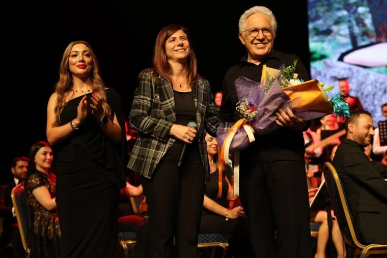 Diyarbakır'da Zülfü Livaneli ve Serra Bucak konser sahnesinde