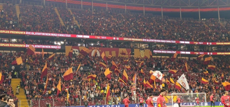 RAMS Park tribünlerinde Galatasaray-Fenerbahçe derbisi öncesi bayraklar
