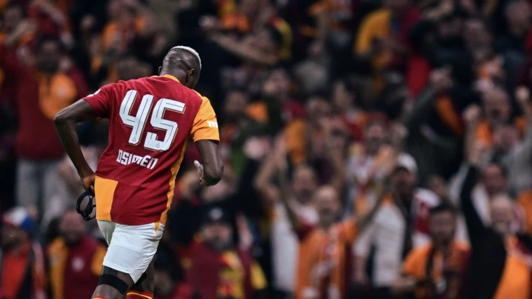 Victor Osimhen golün ardından taraftarların önünde, sırtında 45 numara