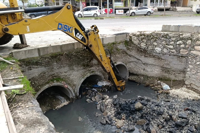 Diyarbakır'da DİSKİ ekipleri vidanjörle kanalizasyon bacasını temizliyor