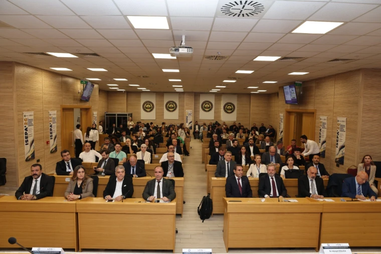 Diyarbakır DTSO salonunda ISEPA'26 sempozyumunu izleyen katılımcılar
