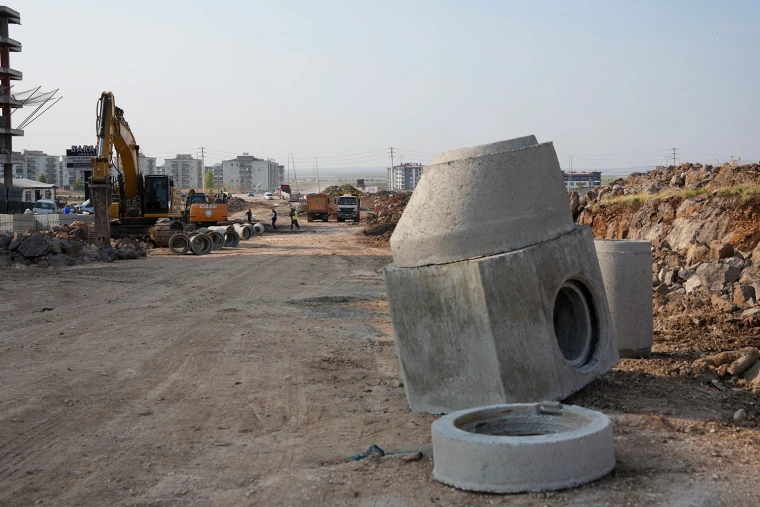 Diyarbakır Talaytepe'de yağmur suyu hattı için dizilen beton borular