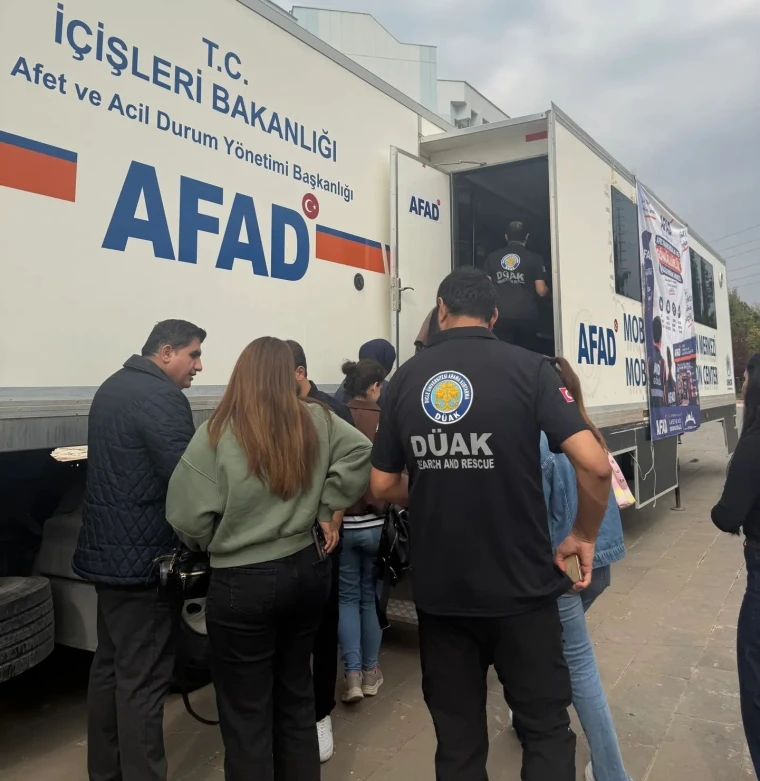 Dicle Üniversitesi DÜAK üyesi AFAD mobil merkezinde ziyaretçileri karşılıyor