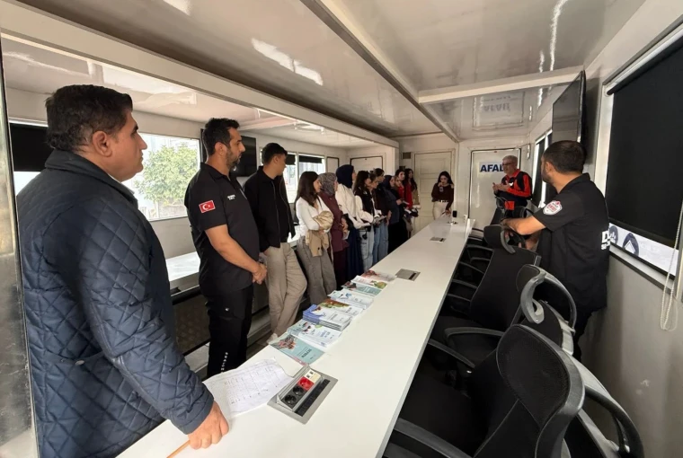 Diyarbakır Dicle Üniversitesi öğrencileri AFAD mobil koordinasyon aracında