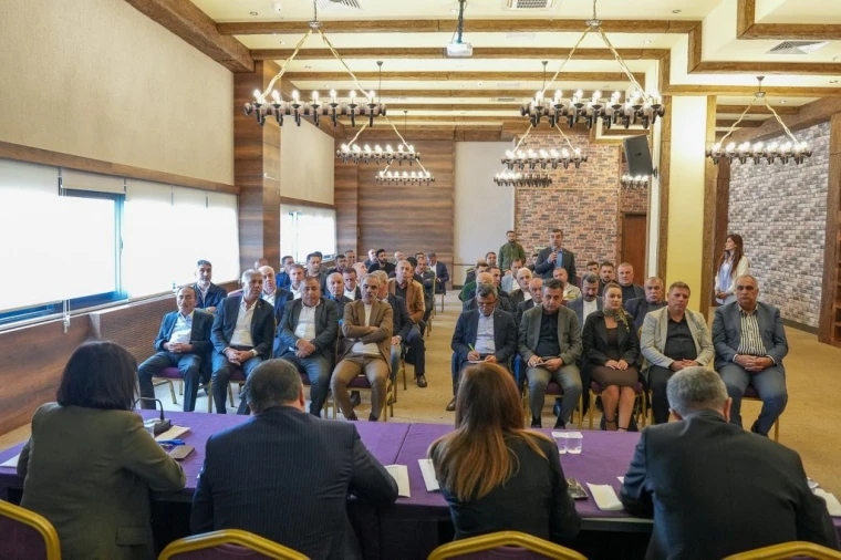 Diyarbakır'da eşbaşkanlar ve oda başkanlarıyla esnaf toplantısı