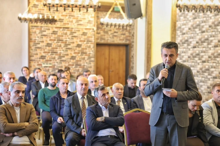 Diyarbakır esnaf toplantısında söz alan bir katılımcı