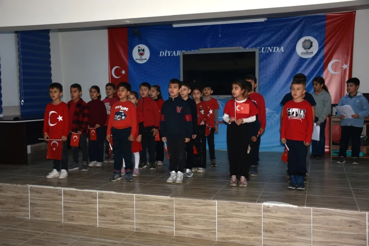 Hani Şehit Nazım Tuncer İlkokulu öğrencileri Cumhuriyet Bayramı gösterisinde