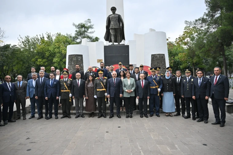 Diyarbakır Anıtpark'ta Atatürk Anıtı önünde protokol üyeleri