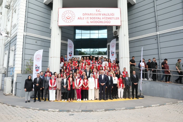 Diyarbakır Aile ve Sosyal Hizmetler İl Müdürlüğü binası önünde düzenlenen program