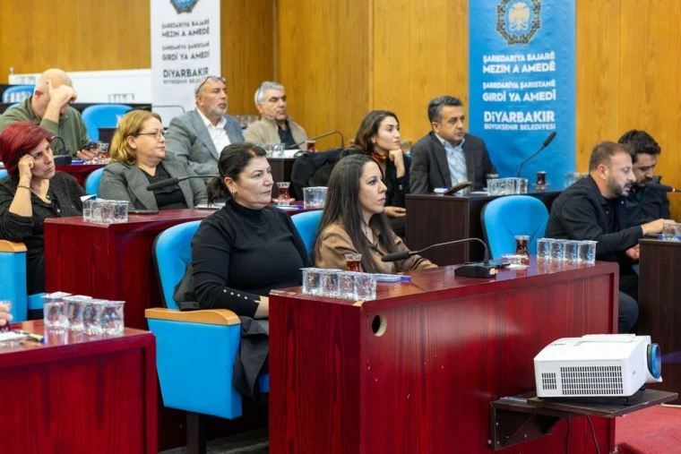 Diyarbakır Büyükşehir Belediyesi Meclis Salonu'nda yol çalışmaları sunumu