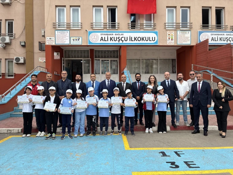Bağlar Ali Kuşçu İlkokulu önünde sağlık elçisi öğrenciler