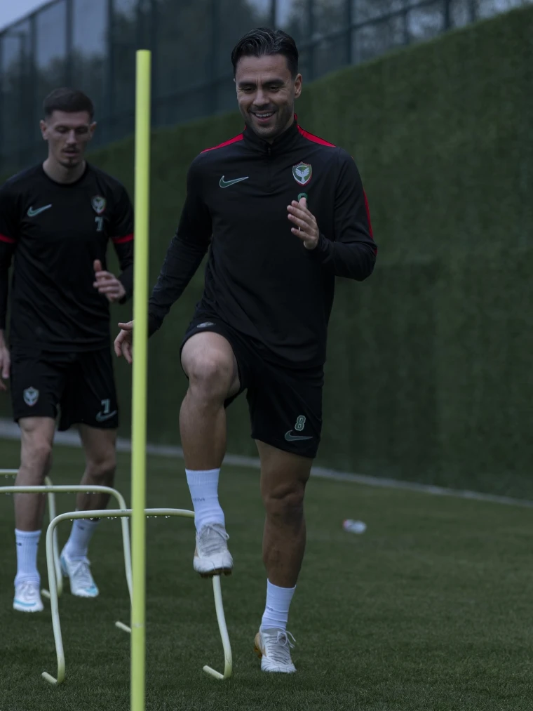 Amedspor oyuncuları Eyüpspor maçı öncesi Diyarbakır'da antrenmanda