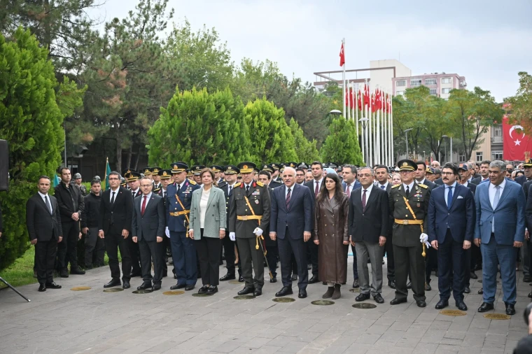 Diyarbakır Anıtpark'ta 29 Ekim Cumhuriyet Bayramı çelenk sunma töreninde protokol üyeleri