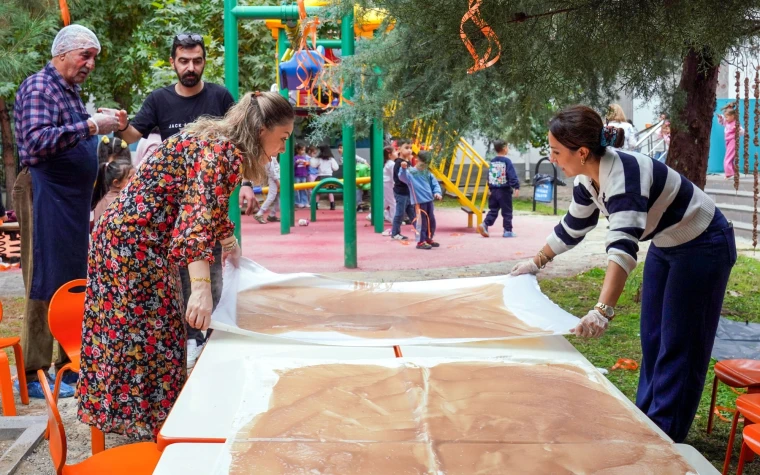Diyarbakır Bağcılar Zarokistan bahçesinde bağbozumu etkinliğinde pestil hazırlığı