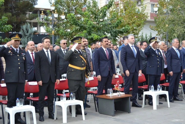 Bismil'de 29 Ekim töreninde protokol üyeleri ve Kaymakam Sedat Sezik