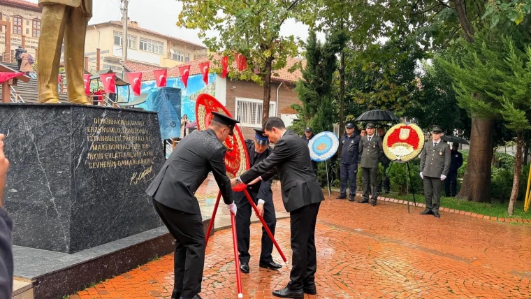 Ergani'de 29 Ekim öncesi anıta çelenk sunma töreni